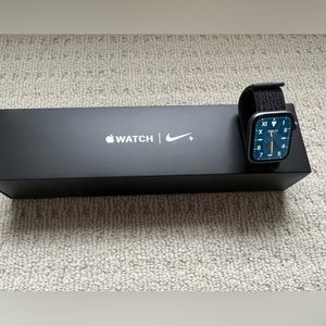 Apple SERIES 4 Space Gray Aluminum Case Black Nike Sport Loop 44mm